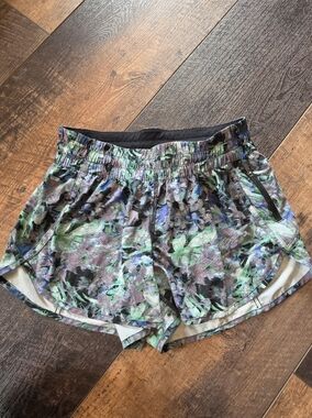 Lululemon Tracker Shorts IV 4” Floral Print Size 8 Women’s Lined Running Gym
